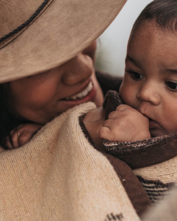 mère avec un chapeau et un bébé