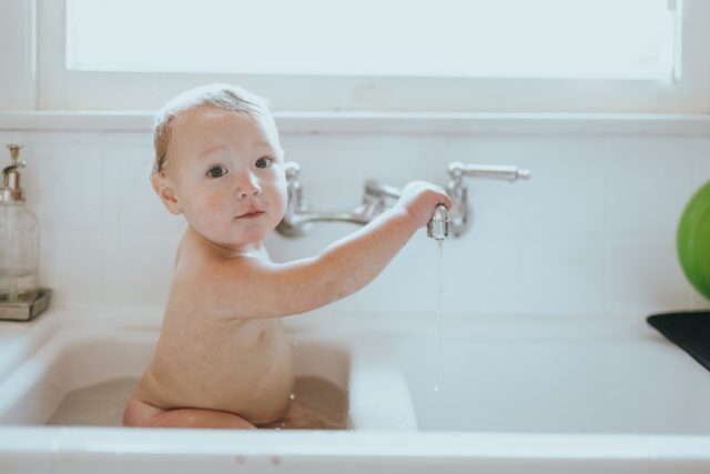 Réussir le bain de bébé en toute sécurité